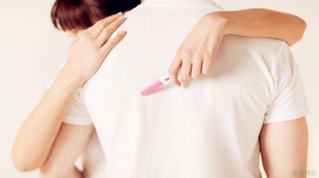 夫妻健康却不孕是怎么回事？有什么方法可以治疗吗？